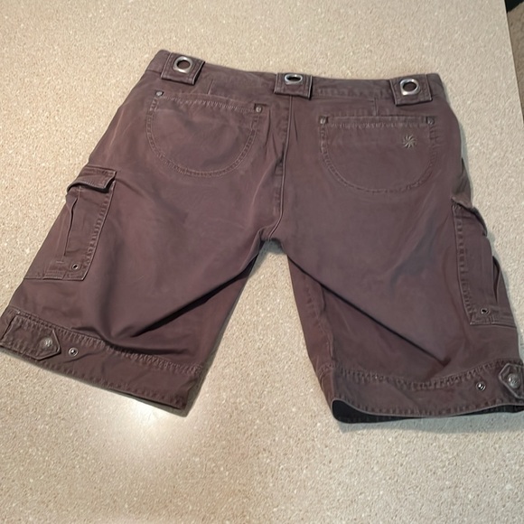 Athleta Bermuda Length Cargo Shorts, size 8 - Picture 3 of 4